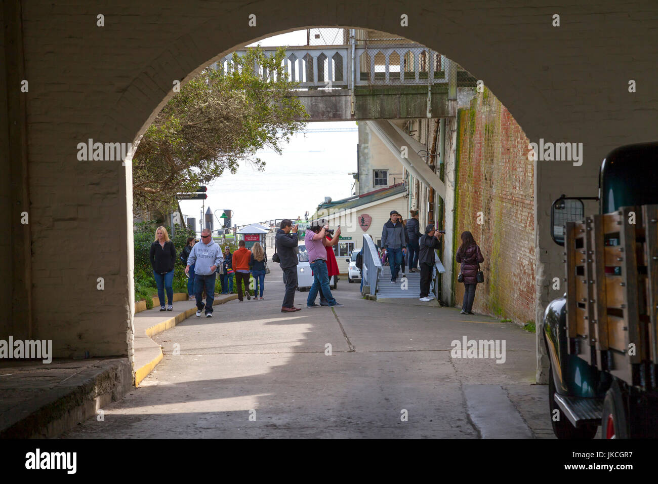 Per i turisti che visitano il penitenziario di Alcatraz, San Francisco, California, Stati Uniti d'America Foto Stock