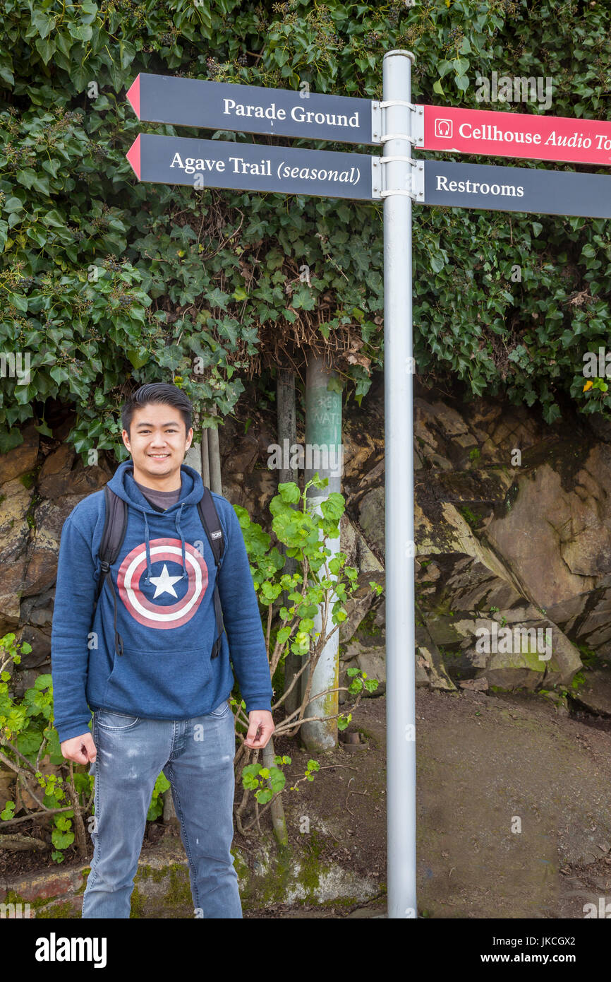 Giovane uomo asiatico che posano per una foto, penitenziario di Alcatraz, San Francisco, California, Stati Uniti d'America Foto Stock