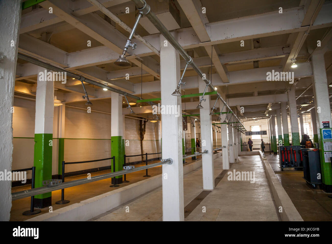 Area di doccia nel penitenziario di Alcatraz, San Francisco, California, Stati Uniti d'America Foto Stock