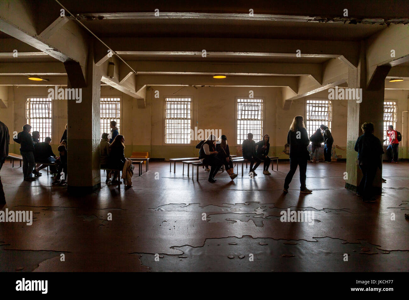 I turisti in carcere sala da pranzo presso il penitenziario di Alcatraz, San Francisco, California, Stati Uniti d'America Foto Stock