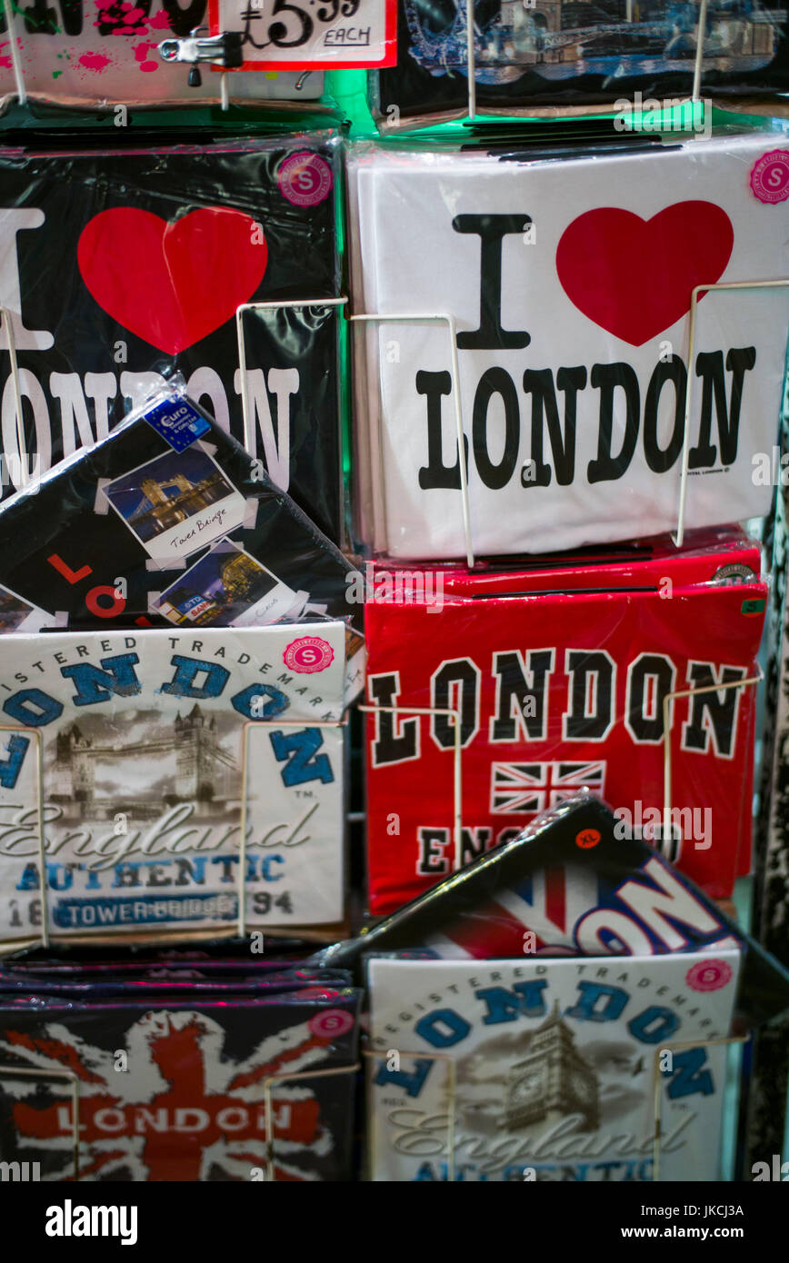 Inghilterra, Londra, Soho, Oxford Street, Londra negozio di souvenir, T-shirts Foto Stock