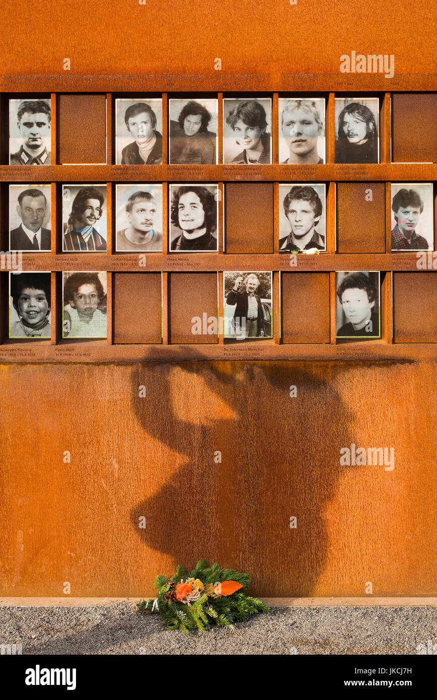 Germania, Berlino Prenzlauer Berg, Memoriale del Muro di Berlino le foto delle persone uccise da guardie di confine la fuga a Berlino Est Foto Stock