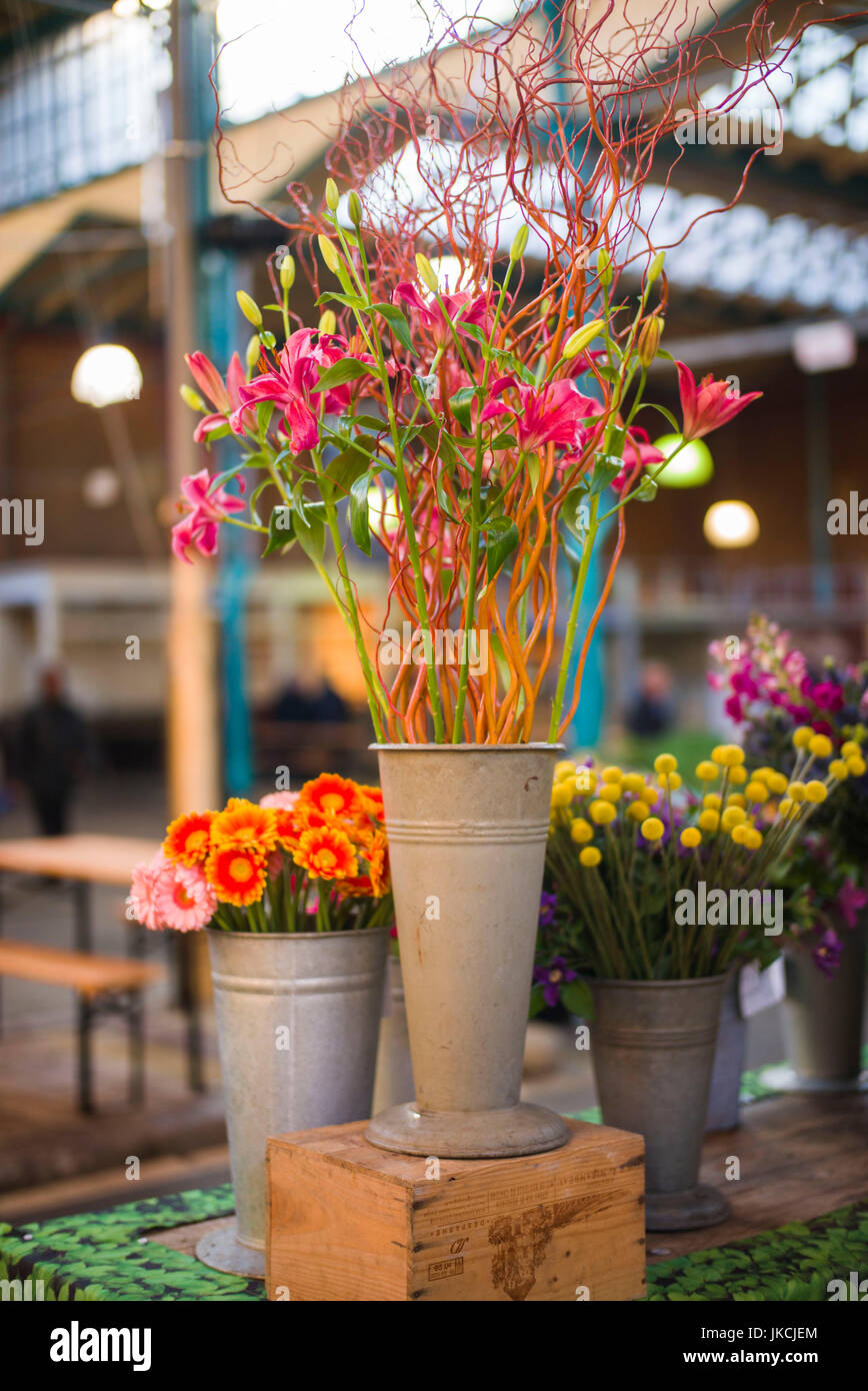 Germania, Kreuzberg, Markthalle IX, alternativa del mercato alimentare, fiori Foto Stock