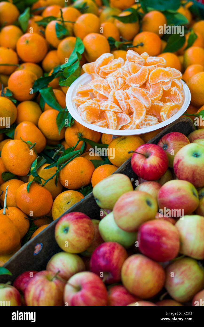 Germania, Kreuzberg, il Turkenmarkt, mercato turco, le arance e le mele Foto Stock