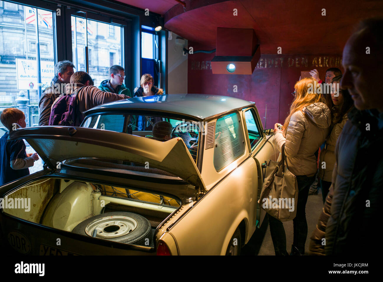 Germania, Berlino, Museum Insel, DDR, il museo di vita in tedesco orientale sotto il regime comunista, Trabant vettura, Der Trabi Foto Stock