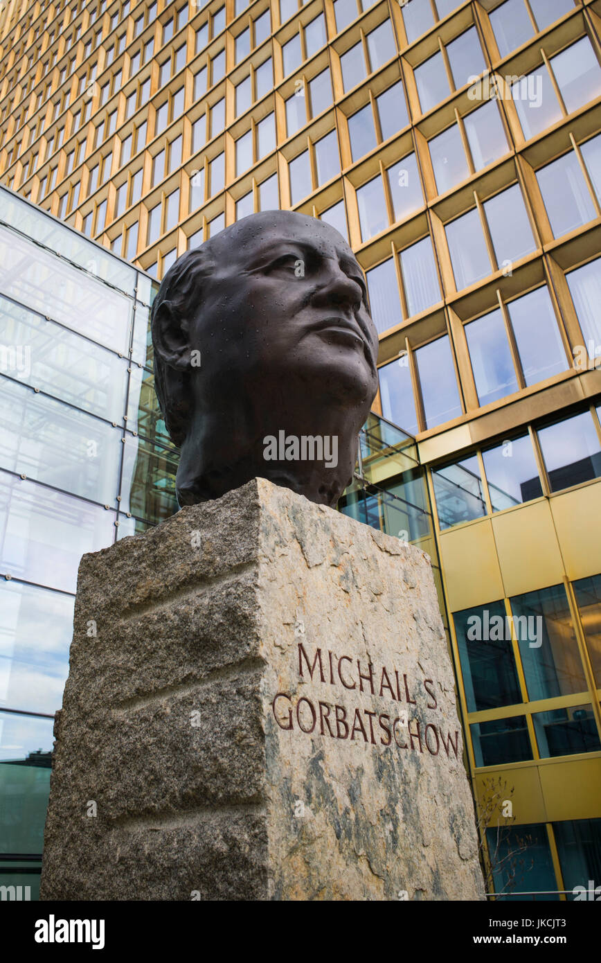 Germania, Berlino Kreuzberg, statua del premier russo Mikhail Gorbachev S. Foto Stock