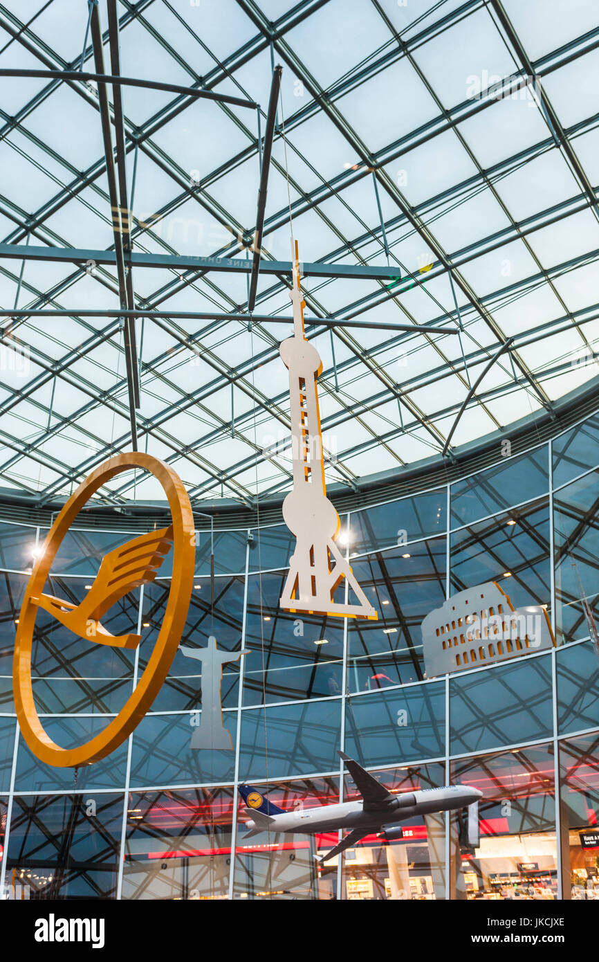 Germania, Frankfurt am Main, Terminal 1 dell'aeroporto internazionale di Francoforte, area lobby con arte di destinazioni del mondo Foto Stock
