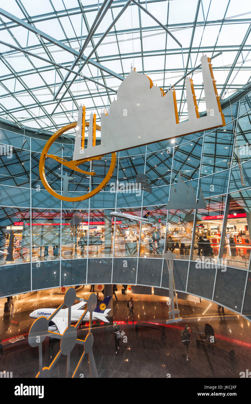 Germania, Frankfurt am Main, Terminal 1 dell'aeroporto internazionale di Francoforte, area lobby con arte di destinazioni del mondo Foto Stock
