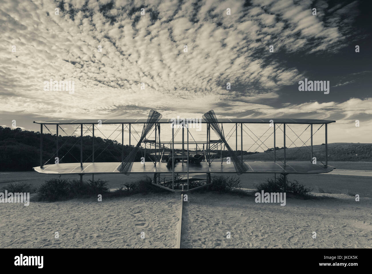 Stati Uniti d'America, North Carolina, Kill Devil Hills, Wright Brothers National Memorial, i fratelli Wright monumento, 17 dicembre 1903 scultura, onorando primo volo con equipaggio Foto Stock