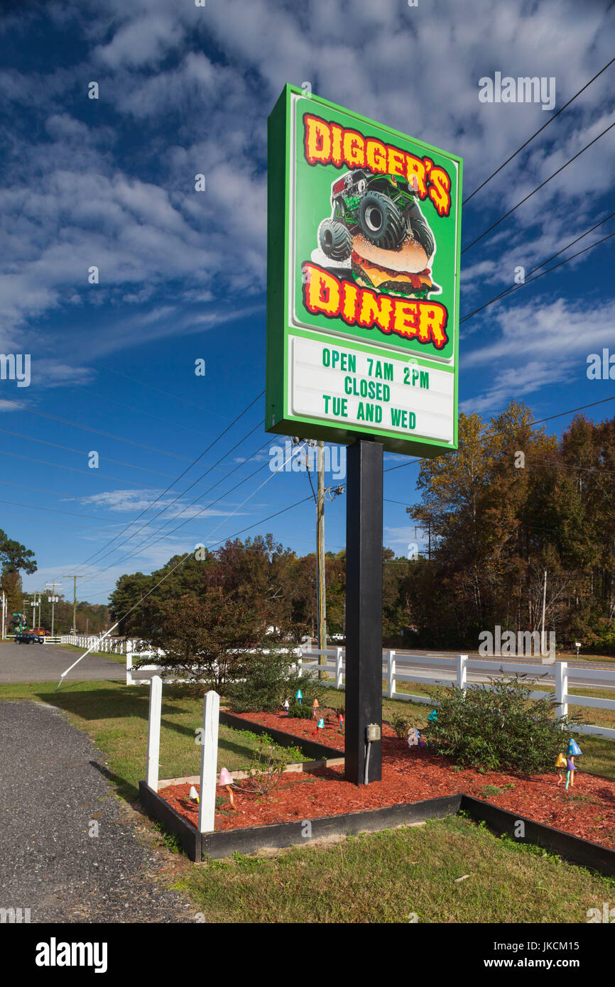 Stati Uniti d'America, North Carolina, Poplar Branch, Digger's Dungeon, casa della Grave Digger Monster Trucks, segno per Digger's Diner Foto Stock