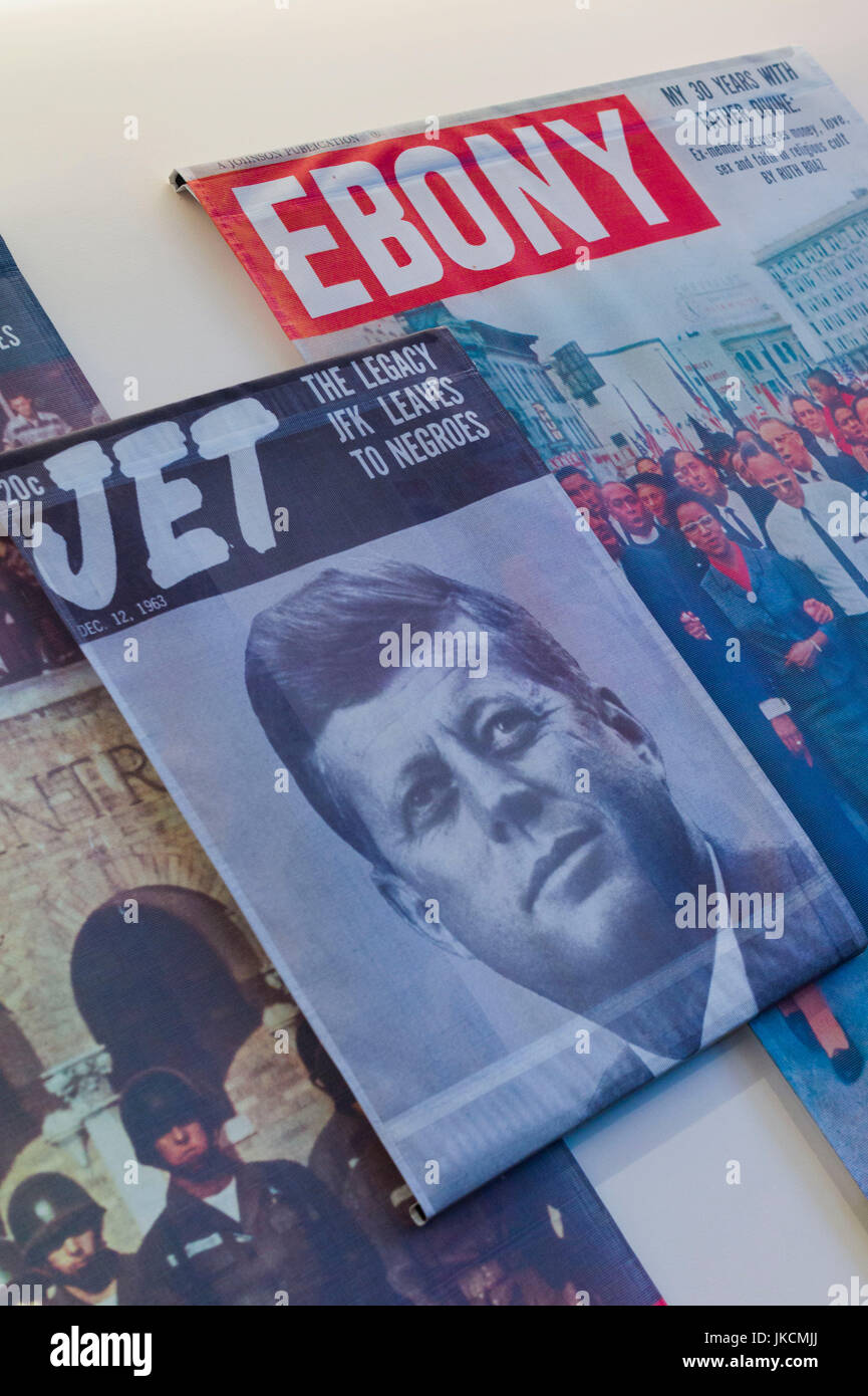 Stati Uniti d'America, North Carolina, Greensboro, International Civil Rights Centre & Museum, impostato in originale Woolworth's dove uno studente sit-in 1960 portano a desegragation durante i diritti civili degli Stati Uniti lotta dei primi anni sessanta, Jet magazine il coperchio con il Presidente John F. Kennedy Foto Stock