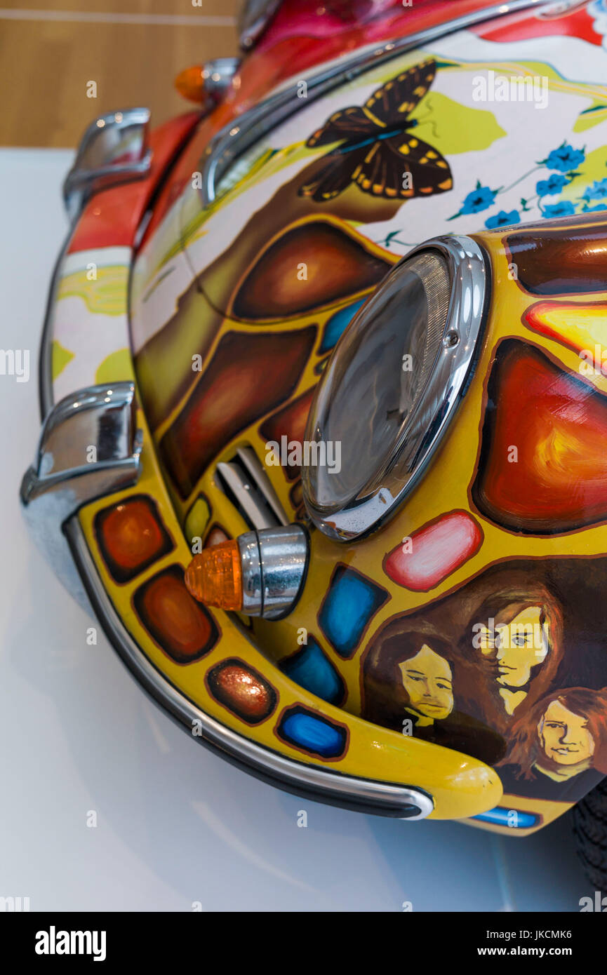 Stati Uniti d'America, North Carolina, Raleigh, North Carolina Museum of Art, Janis Joplin Porsche 356 verniciato con vernice psichedelica di lavoro Foto Stock