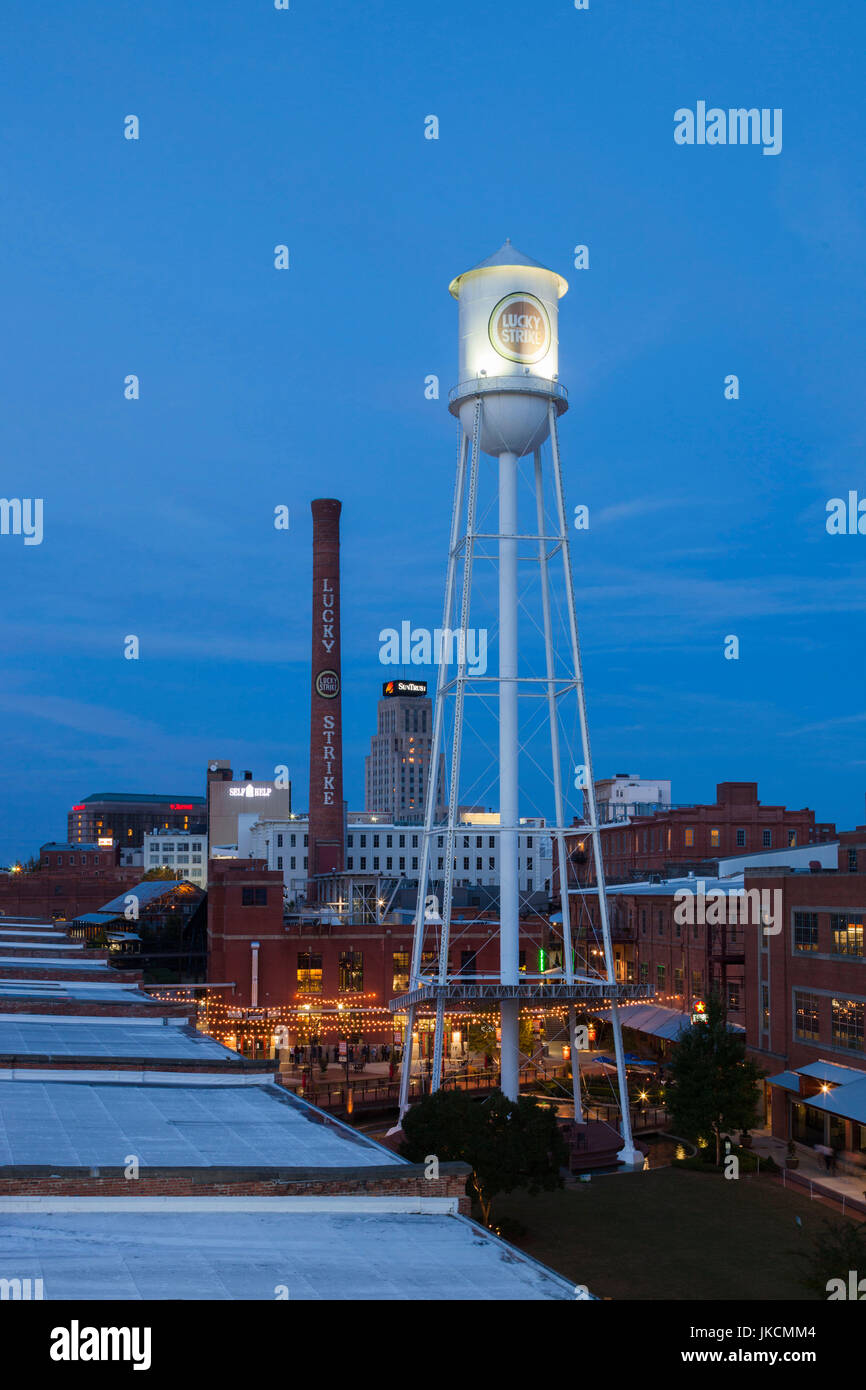 Stati Uniti d'America, North Carolina, Durham, tabacco americano e il City Center Complex, uso misto spazio nel rinnovato magazzini del tabacco, crepuscolo Foto Stock