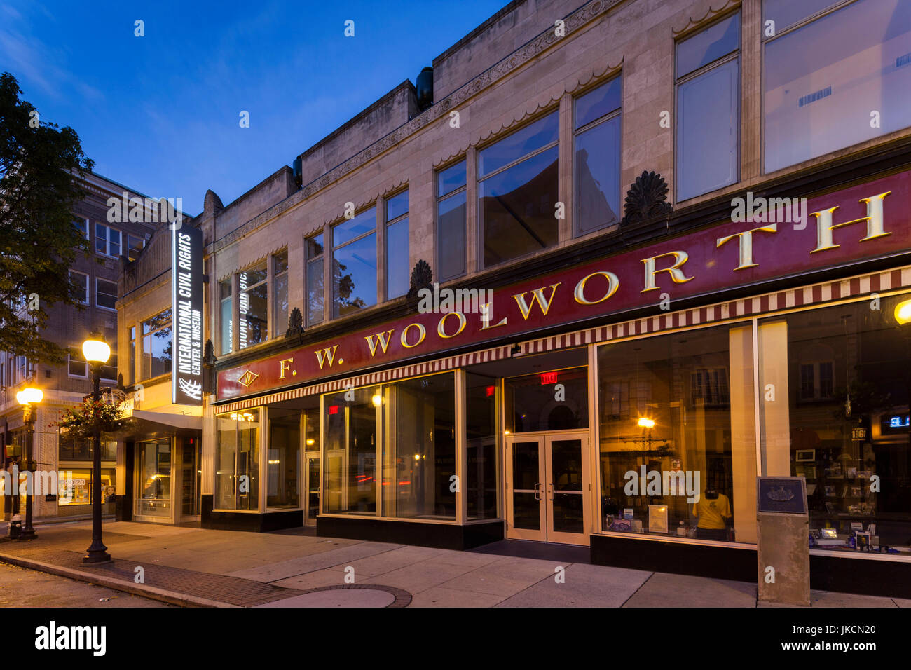 Stati Uniti d'America, North Carolina, Greensboro, International Civil Rights Centre & Museum, impostato in originale Woolworth's dove uno studente sit-in 1960 portano a desegragation durante i diritti civili degli Stati Uniti lotta dei primi anni sessanta, museo esterno, alba Foto Stock