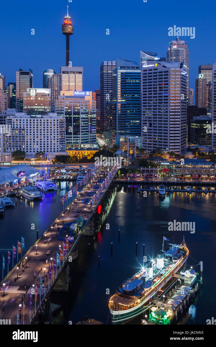 Australia, Nuovo Galles del Sud, NSW, Sydney CBD, il Porto di Darling e Pyrmont Bridge, vista in elevazione, crepuscolo Foto Stock