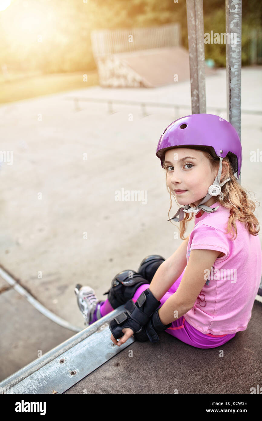 Giovane ragazza sul skatepark Foto Stock