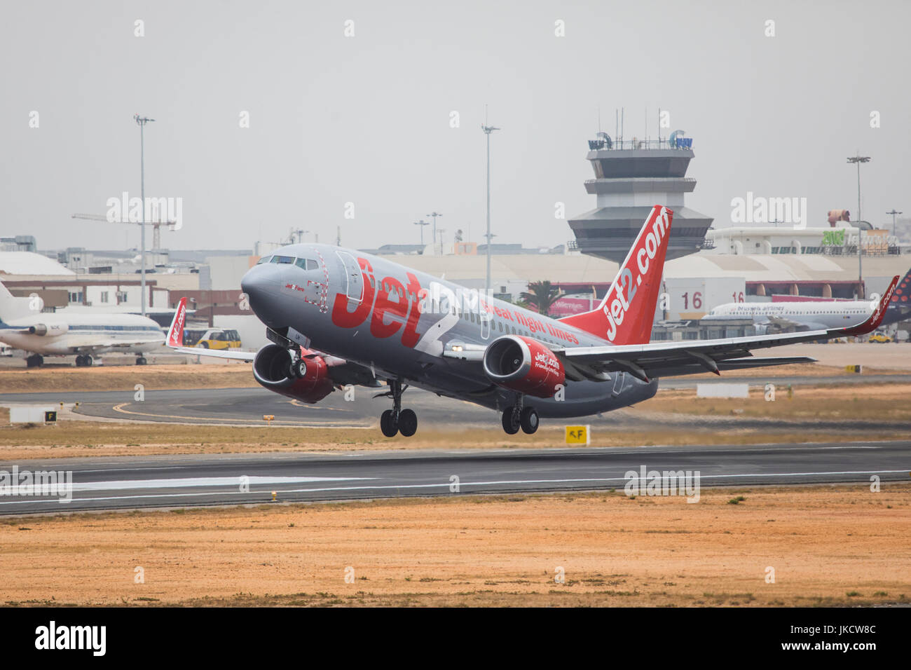 FARO, Portogallo - Juny 24, 2017 : Jet2Voli partenza in aereo dall'Aeroporto Internazionale di Faro. Foto Stock