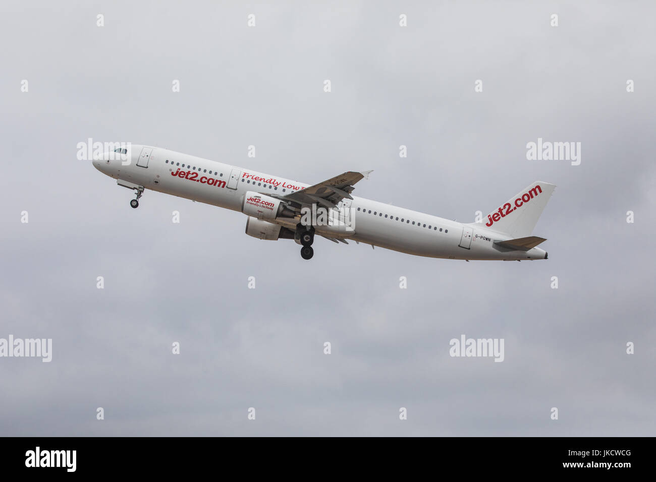 FARO, Portogallo - Juny 24, 2017 : Jet2 Voli partenza in aereo dall'Aeroporto Internazionale di Faro. Il volo Foto Stock