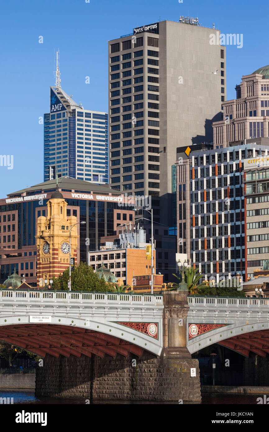 Australia, Victoria, VIC, Melbourne, skyline lungo il fiume Yarra e Princess Bridge, mattina Foto Stock