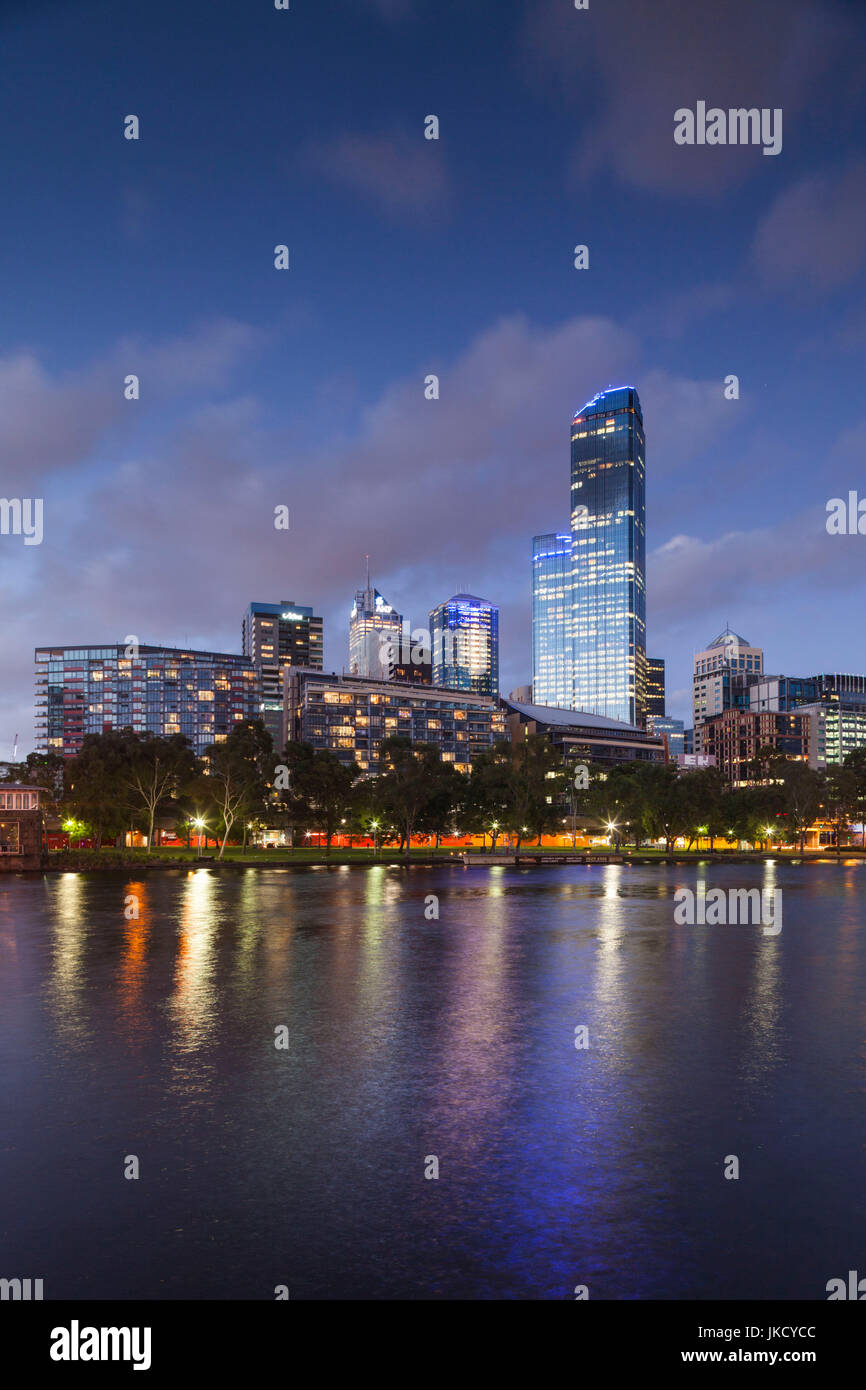 Australia, Victoria, VIC, Melbourne, skyline con Rialto Towers, lungo il fiume Yarra, crepuscolo Foto Stock