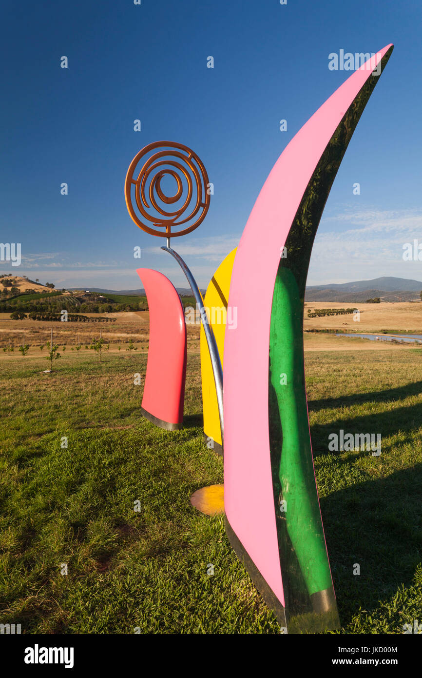 Australia, Victoria, VIC, La Valle di Yarra, Yarra Glen, sculture all'aperto al di fuori della Yarra Glen Chocolaterie Foto Stock