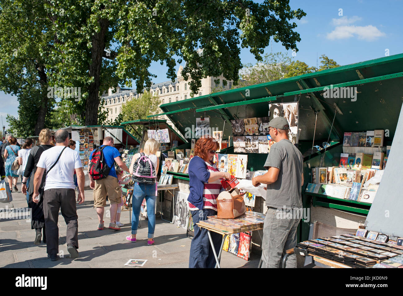 Parigi, Francia - Left Bank libri sul display del libro in stallo intorno alla cattedrale di Notre Dame Foto Stock