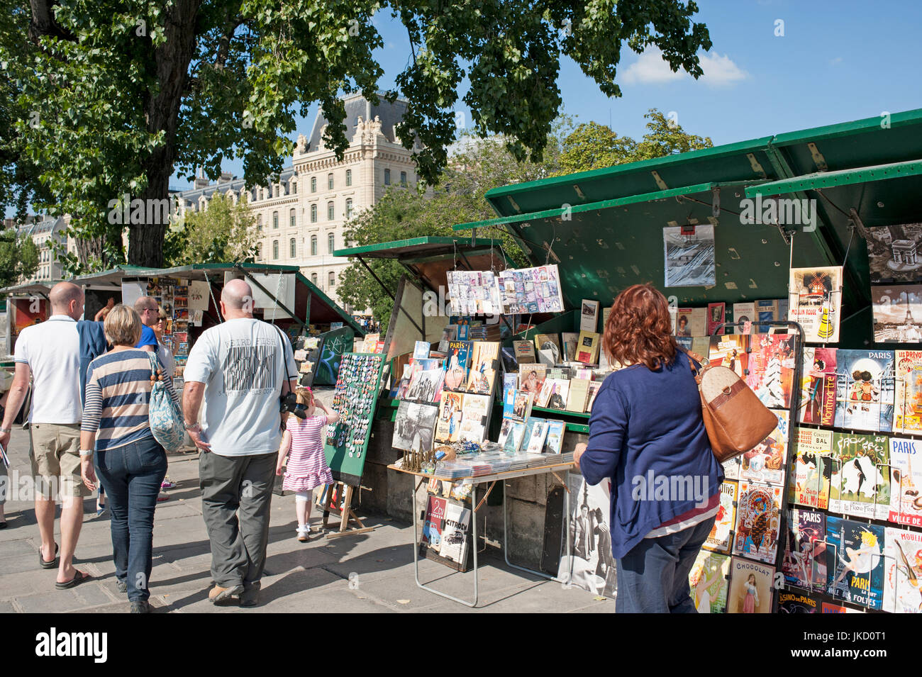 Parigi, Francia - Left Bank libri sul display del libro in stallo intorno alla cattedrale di Notre Dame Foto Stock