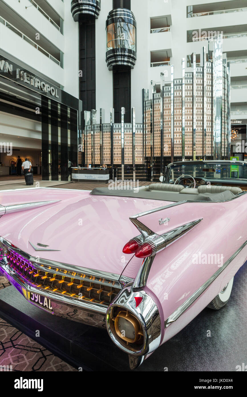 Australia, Australia occidentale, Perth-Burswood, Crown Perth Hotel Metropole, interno con 1959 rosa Cadillac auto convertibile, Elvis Presley promozione Foto Stock