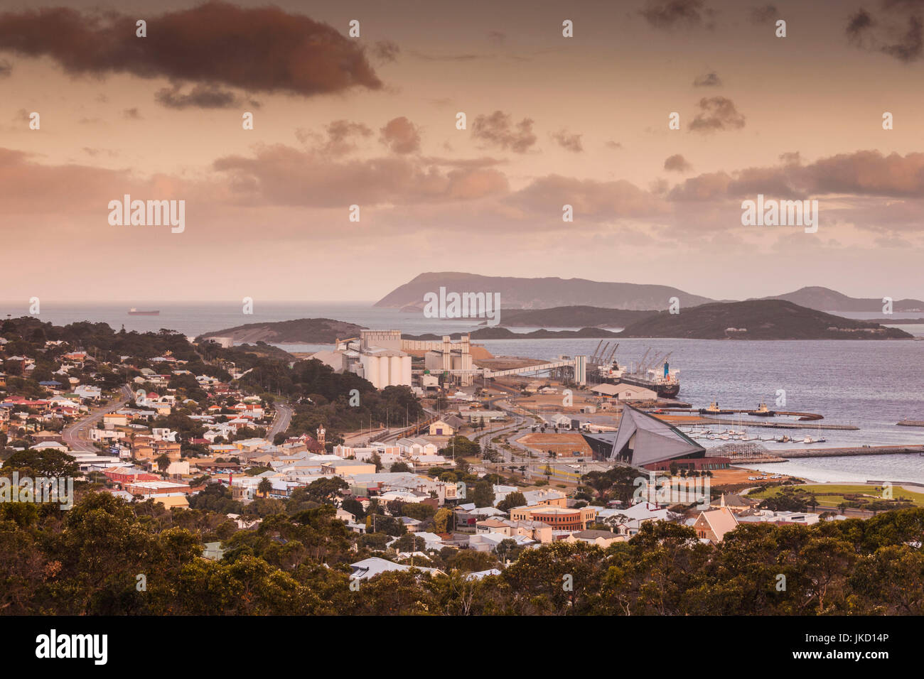 Australia, Western Australia, Sud-ovest, Albany, vista in elevazione del porto e città da Mt. Melville, crepuscolo Foto Stock