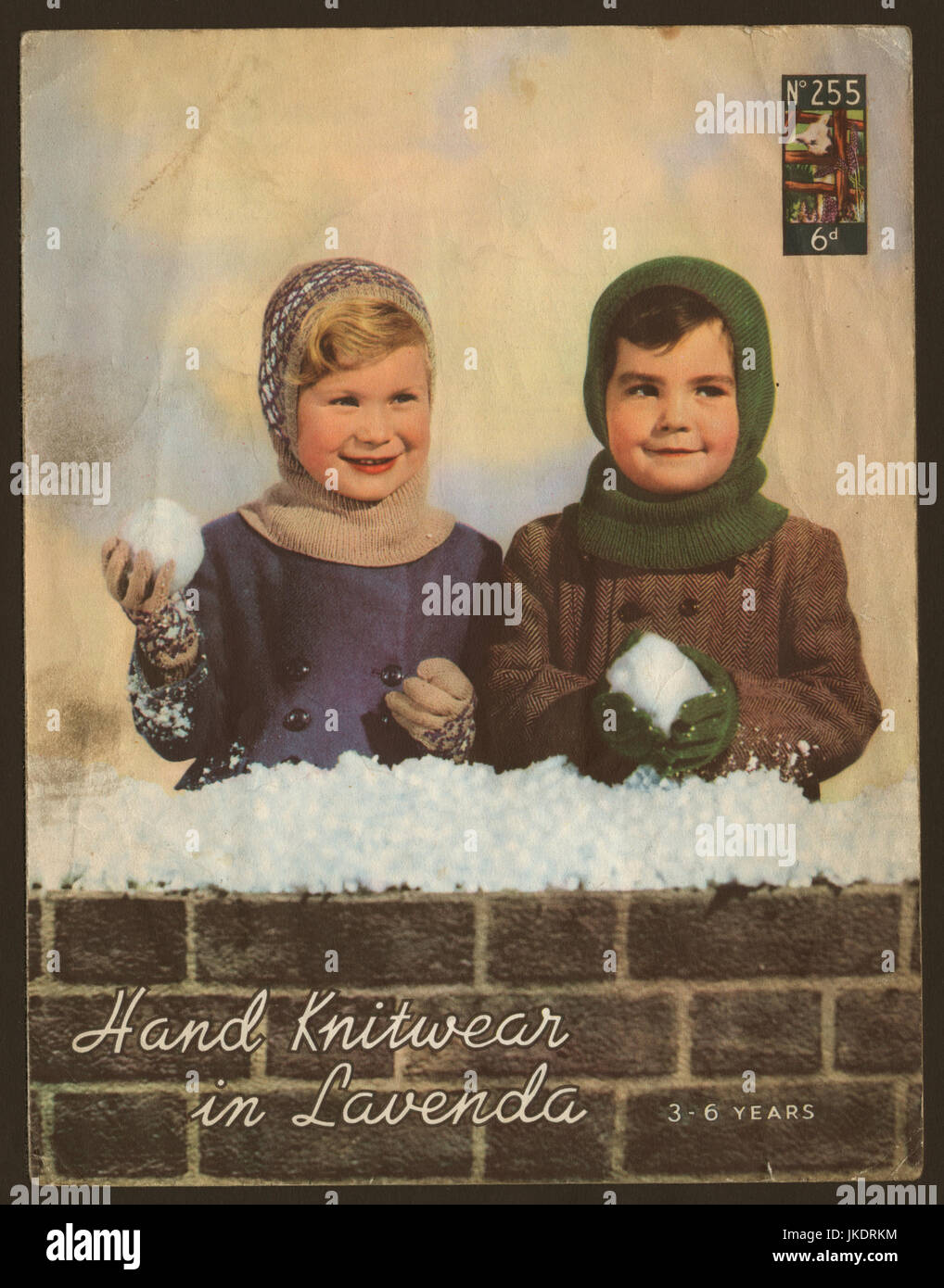 Disegno di lavorazione a maglia. Lavenda Lana, modello 255. Vintage disegno di lavorazione a maglia con piccolo ragazzo e ragazza in inverno Cappelli e guanti, tirare palle di neve. 1930s Foto Stock