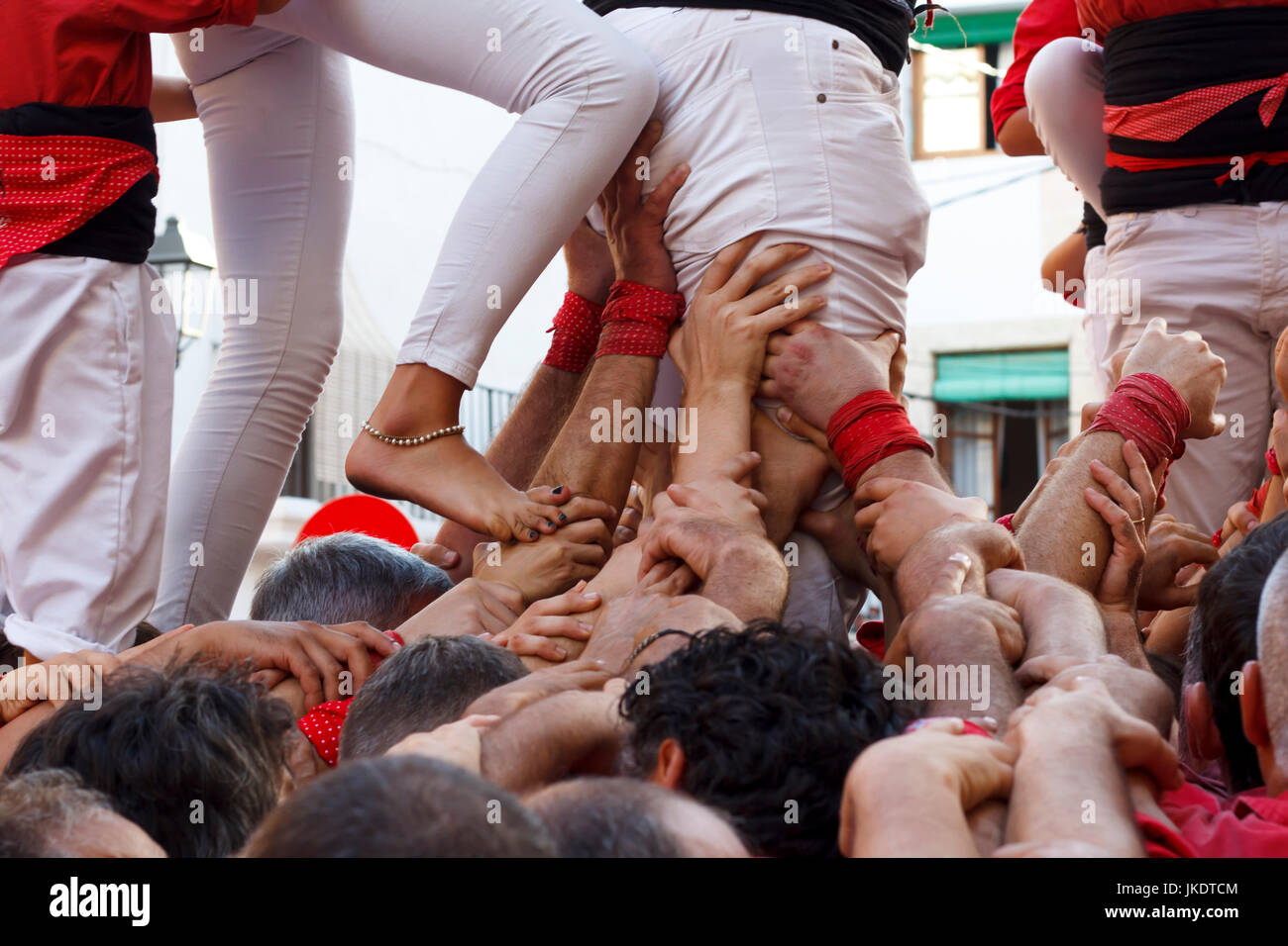 Persone che salgono e rendendo torri umane, castellers Foto Stock