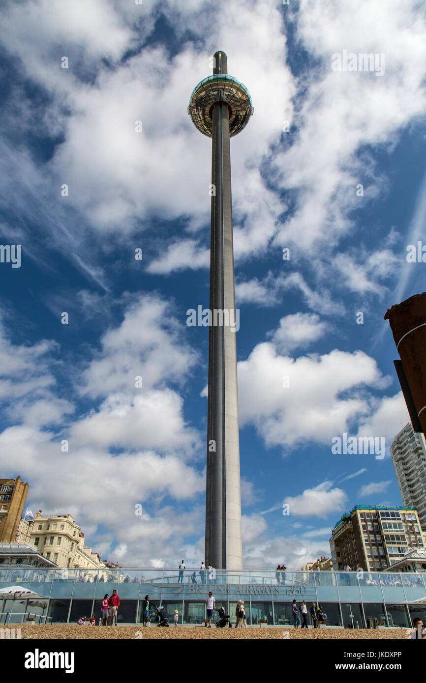 Vista guardando fino al British Airways i360 torre di osservazione a Brighton, Inghilterra. Foto Stock