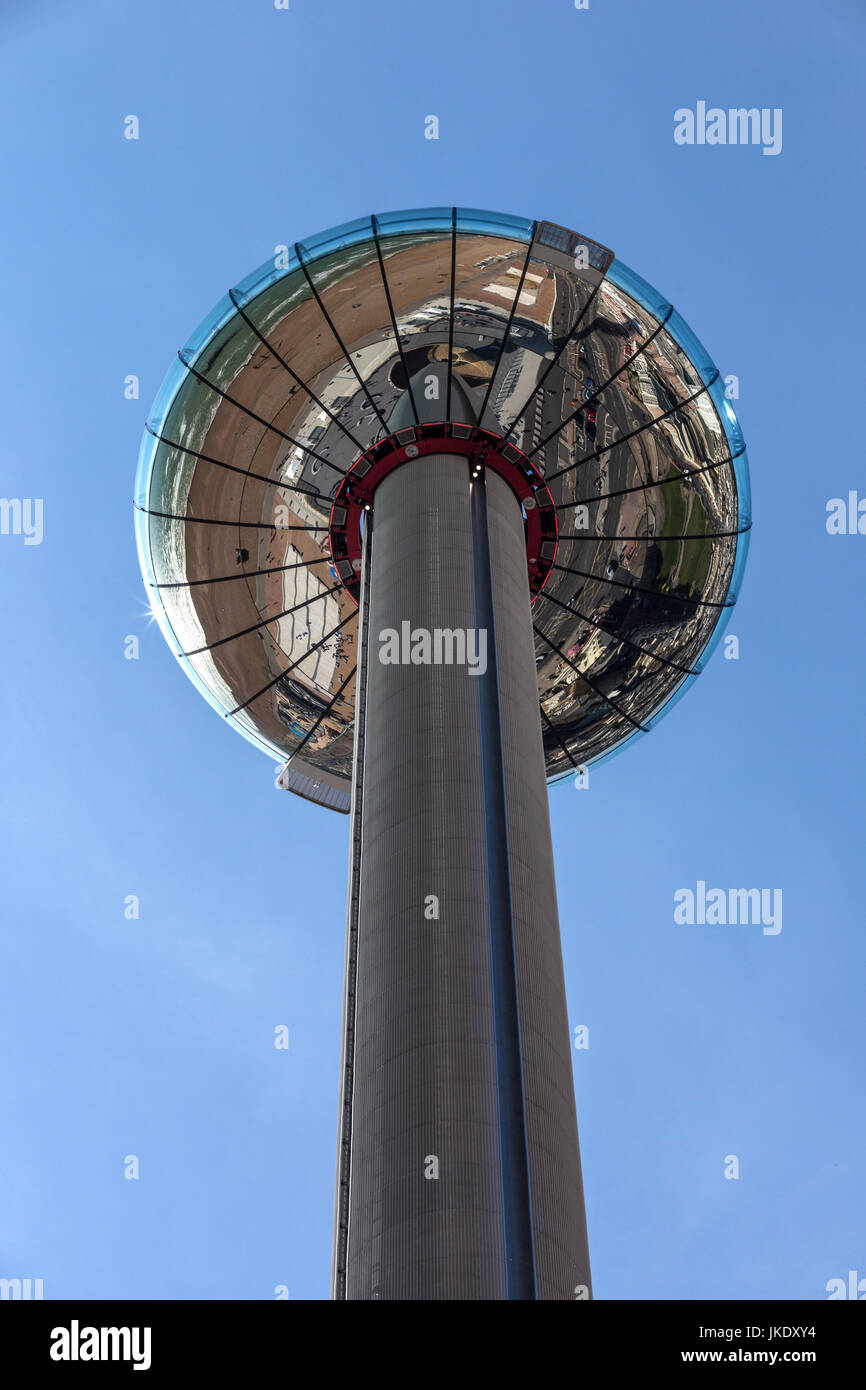 Vista parte inferiore della British Airways i360 girevole torre di osservazione a Brighton, Inghilterra. Foto Stock