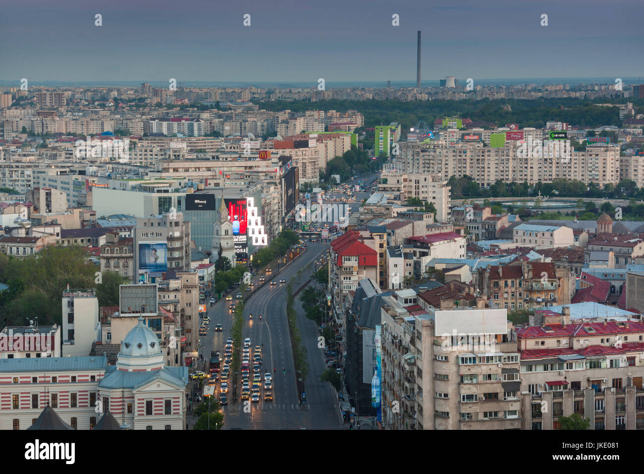 La Romania, Bucarest, centro di Bucarest lungo IC Bratianu Boulevard, vista in elevazione. crepuscolo Foto Stock