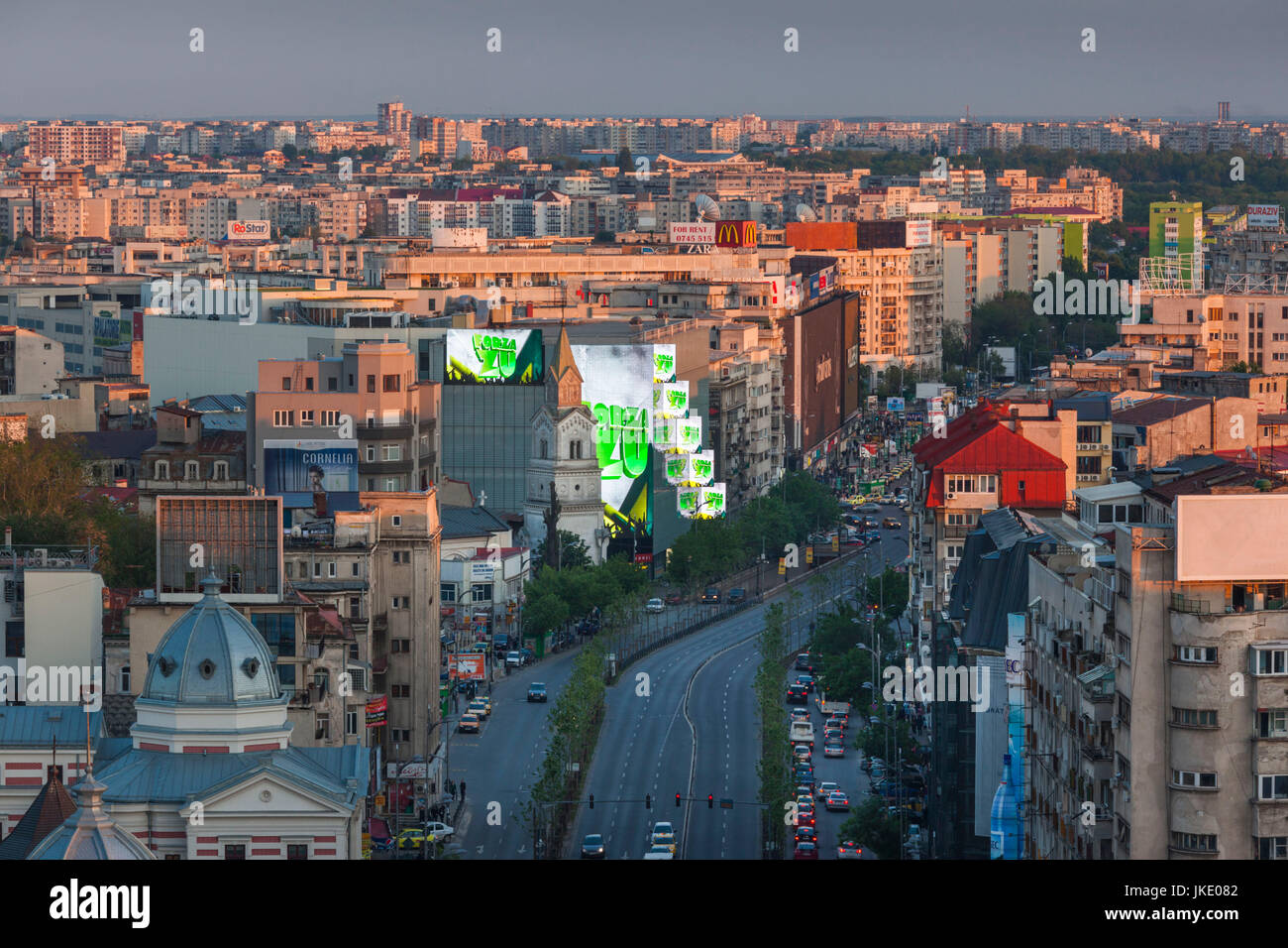 La Romania, Bucarest, centro di Bucarest lungo IC Bratianu Boulevard, vista in elevazione. crepuscolo Foto Stock