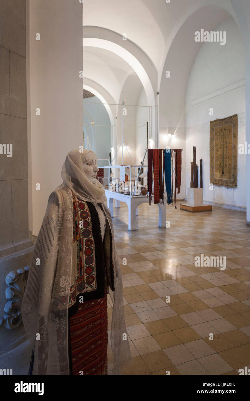 La Romania, Bucarest, Museo del contadino rumeno, contadino europeo display abbigliamento Foto Stock