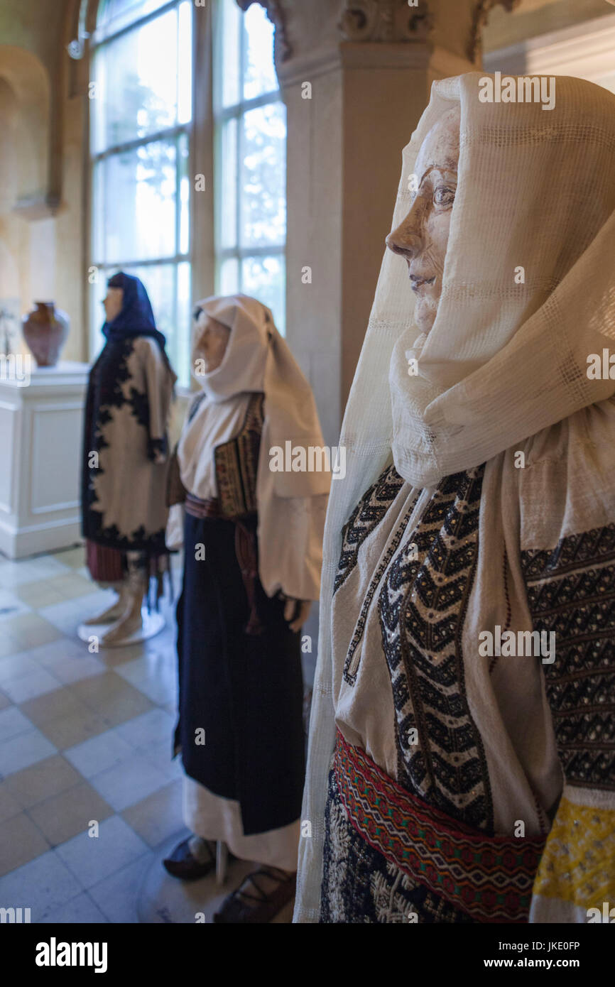 La Romania, Bucarest, Museo del contadino rumeno, contadino europeo display abbigliamento Foto Stock