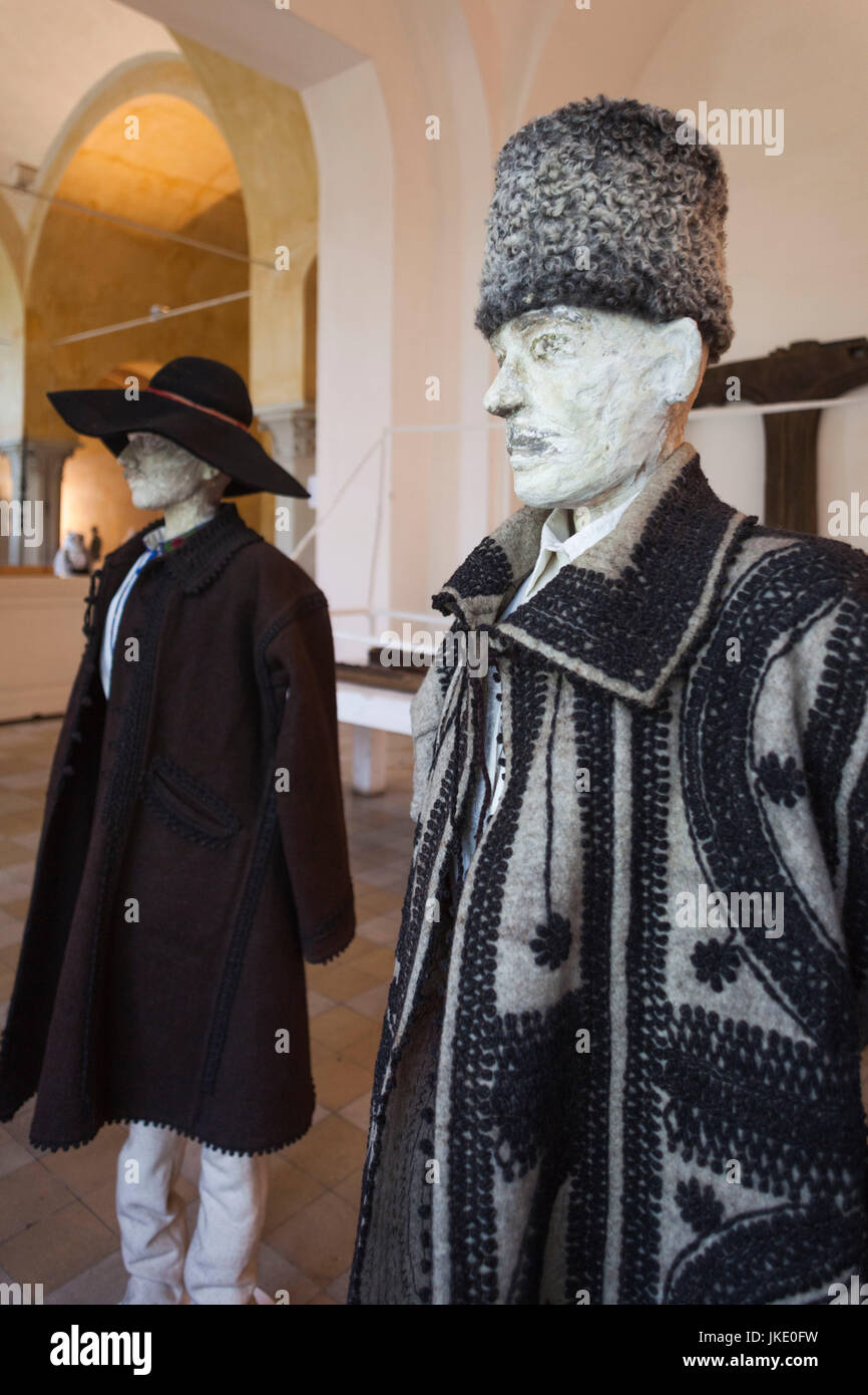 La Romania, Bucarest, Museo del contadino rumeno, contadino europeo display abbigliamento Foto Stock