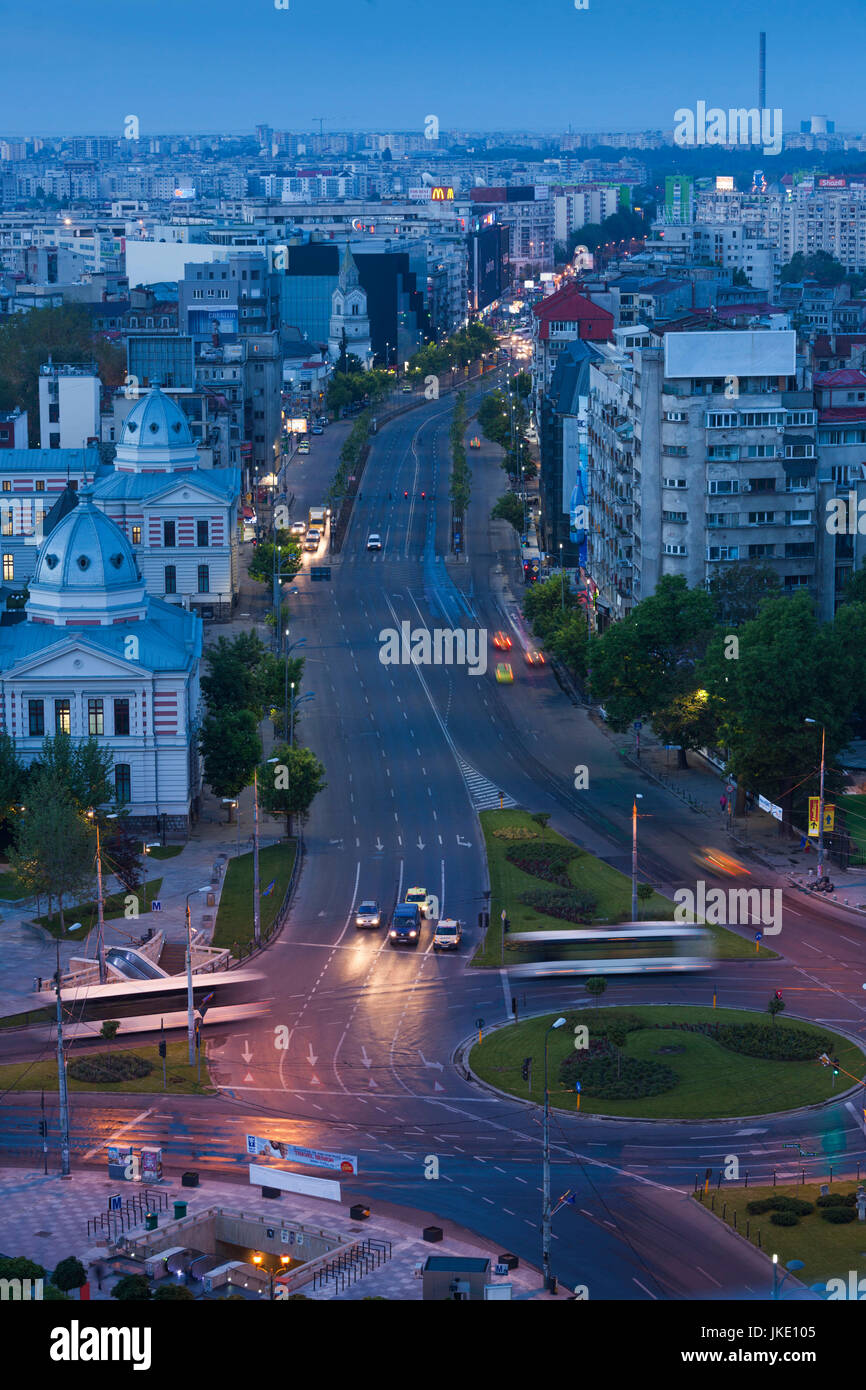 La Romania, Bucarest, Piata Universitatii, Coltea e ospedale lungo Boulevard IC Bratianu, vista in elevazione, alba Foto Stock