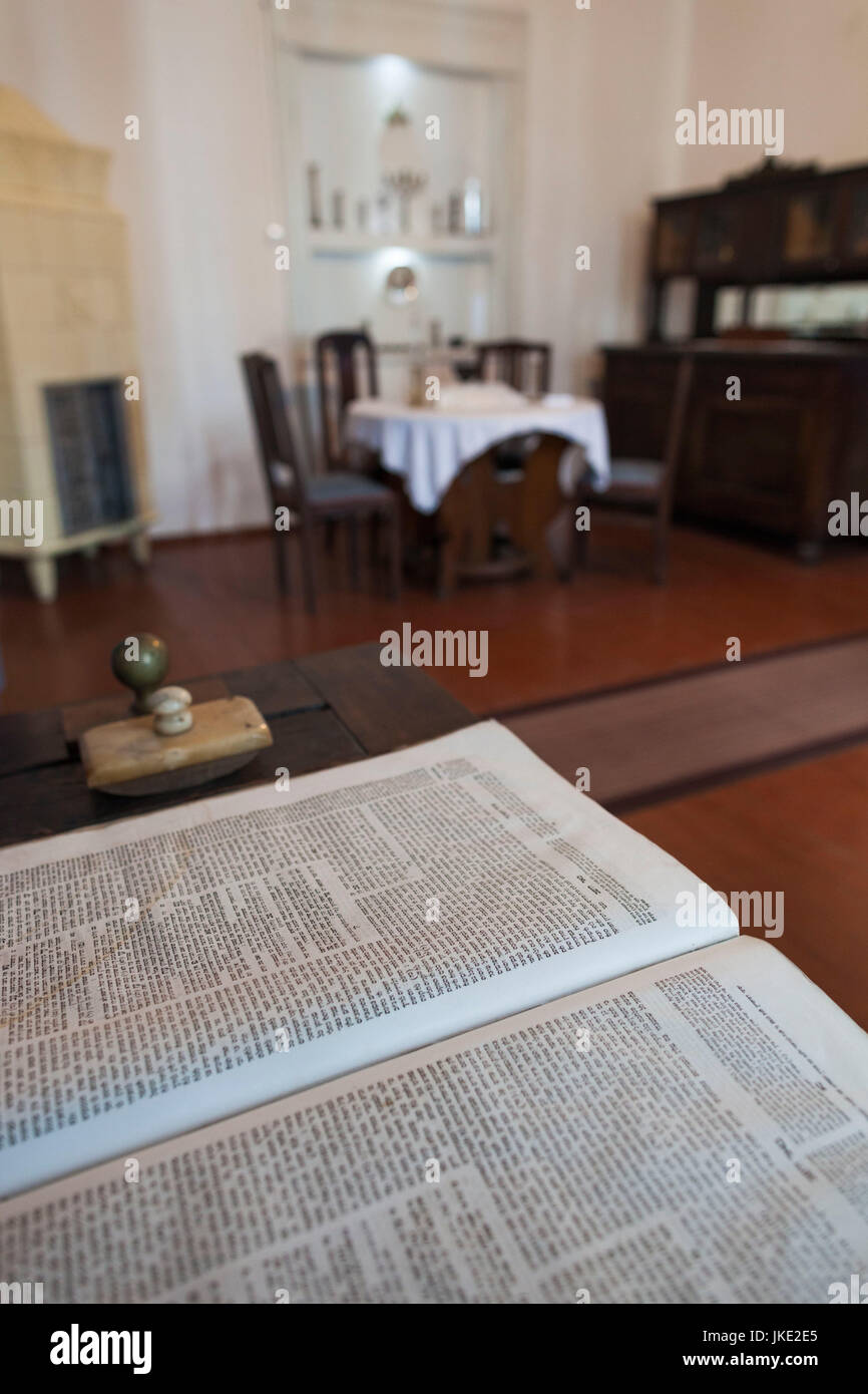 La Romania, regione Maramures, Sighetu Marmatei, Elie Wiesel's House, ex casa del Premio Nobel per la pace e l Olocausto scrittore Elie Wiesel, interno Foto Stock