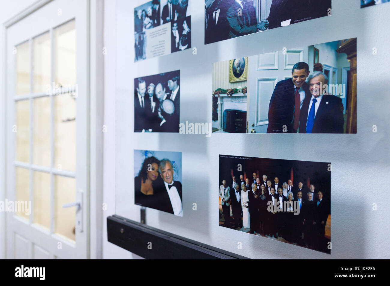 La Romania, regione Maramures, Sighetu Marmatei, Elie Wiesel's House, ex casa del Premio Nobel per la pace e l Olocausto scrittore Elie Wiesel, una fotografia con il Presidente Usa Barack Obama Foto Stock