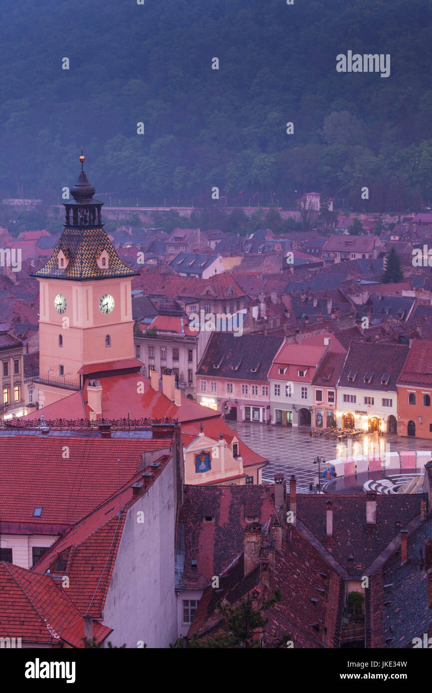 La Romania, Transilvania, Brasov, Piata Sfatului, vista in elevazione della ex municipio e Brasov Museo storico Tower, crepuscolo Foto Stock