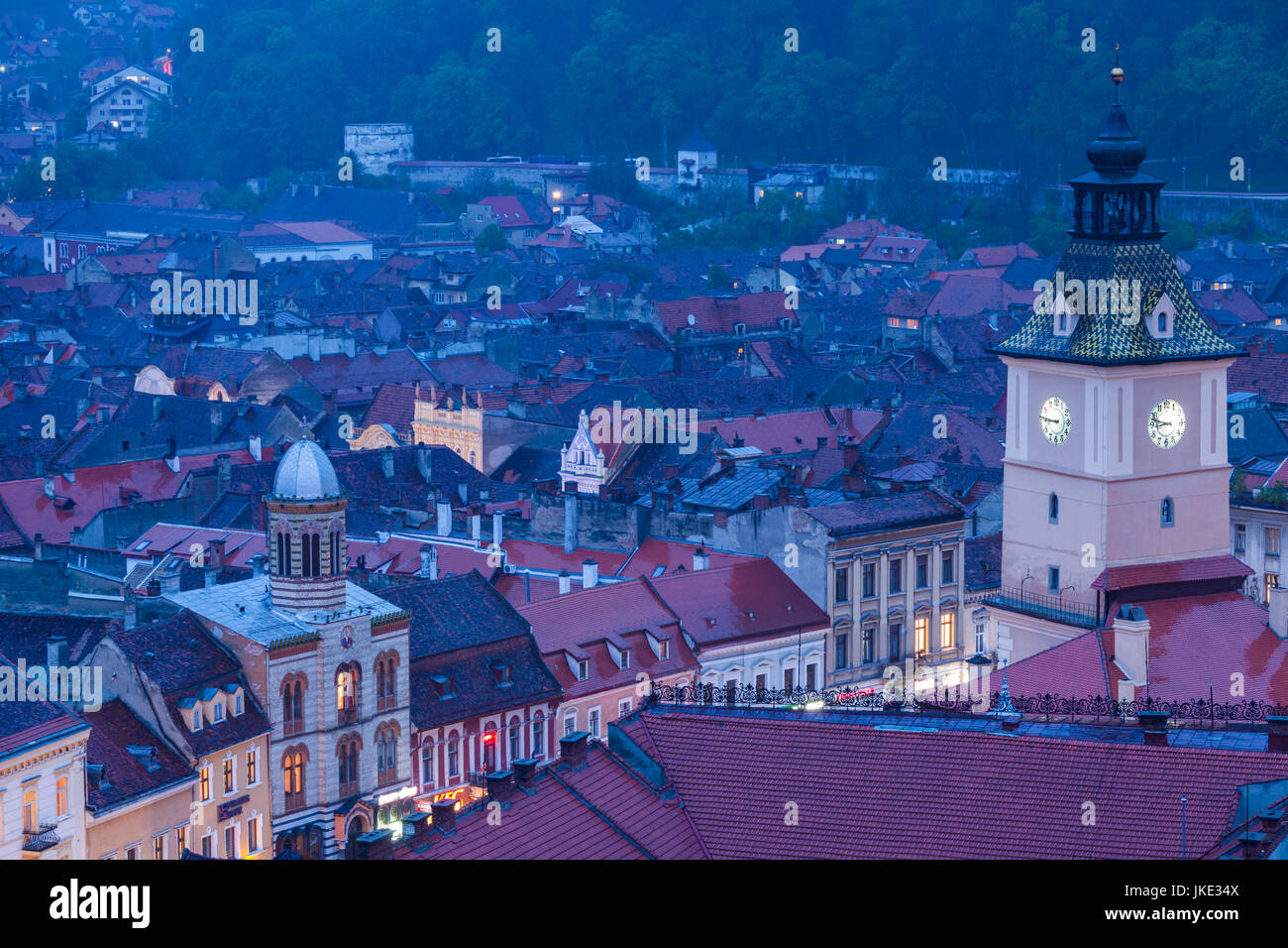 La Romania, Transilvania, Brasov, Piata Sfatului, vista in elevazione della ex municipio e Brasov Museo storico Tower, crepuscolo Foto Stock