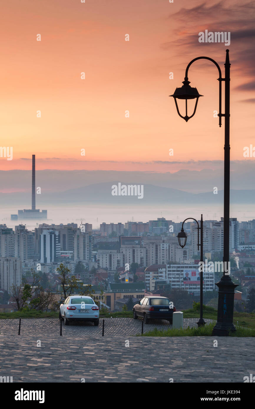 La Romania, Transilvania, Brasov, città nuova e CET Brasov energia termica impianto, alba Foto Stock