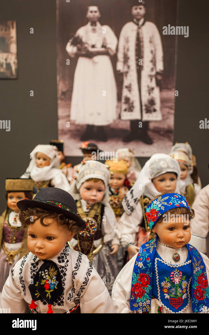 La Romania, Transilvania, Sibiu, Casa Teutsch, Chiesa Museo di tedeschi etnici in Romania, bambole in costumi etnici Foto Stock