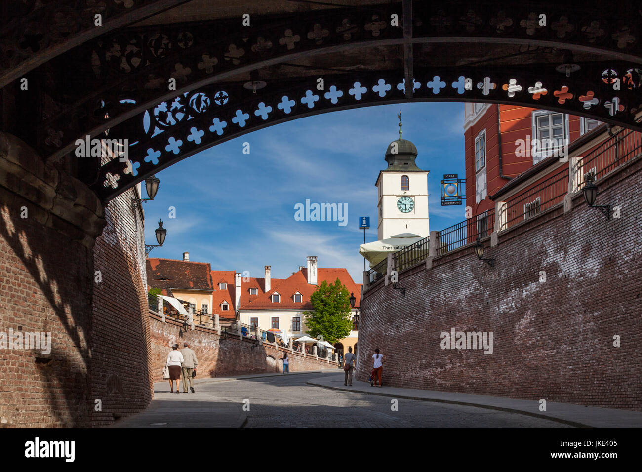 La Romania, Transilvania, Sibiu, Piata Mica Square e il ponte in ferro, noto anche come bugiardo's Bridge Foto Stock