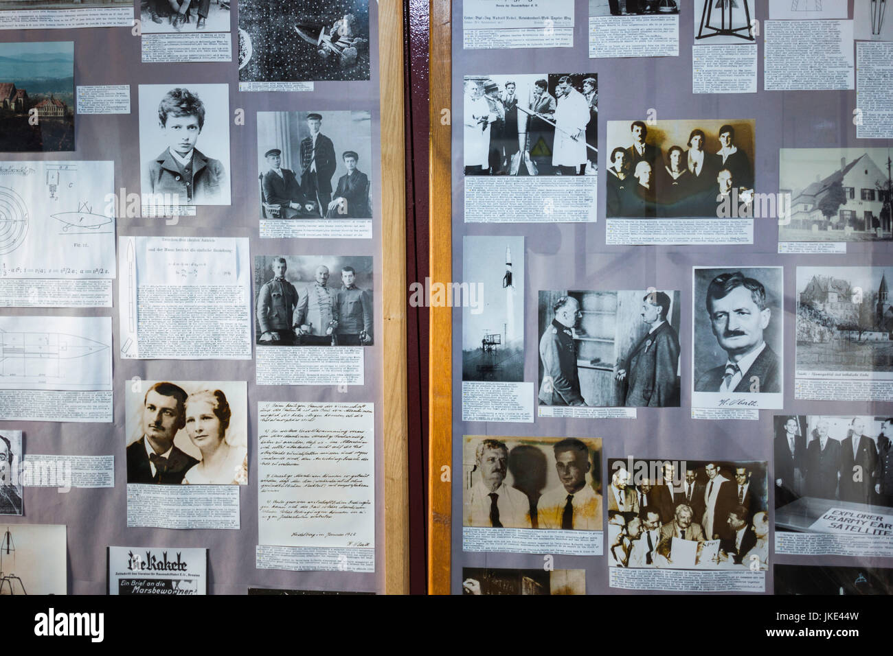 La Romania, Transilvania, Sighisoara, Clock Tower, mostrano circa il fisico Hermann Oberth che ha lavorato sul razzo tedesco programma, nato a Sighisoara Foto Stock