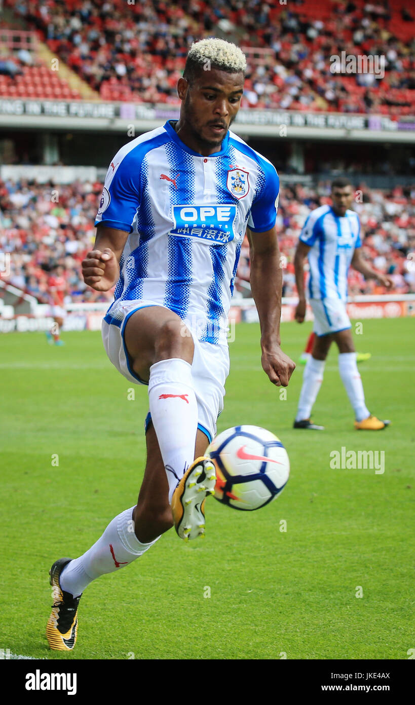 Steve Mounie di Huddersfield Town durante la partita pre-stagione a Oakwell, Barnsley. PREMERE ASSOCIAZIONE foto. Data immagine: Sabato 22 luglio 2017. Vedi PA storia CALCIO Barnsley. Il credito fotografico dovrebbe essere: Danny Lawson/PA Wire. RESTRIZIONI: Nessun utilizzo con audio, video, dati, elenchi di apparecchi, logo di club/campionato o servizi "live" non autorizzati. L'uso in-match online è limitato a 75 immagini, senza emulazione video. Nessun utilizzo nelle scommesse, nei giochi o nelle pubblicazioni di singoli club/campionati/giocatori. Foto Stock