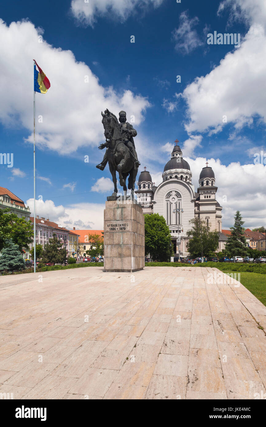 La Romania, Transilvania, Targu Mures, Piata Trandafililor Square, statua di Avram Iancu e la Cattedrale ortodossa Foto Stock