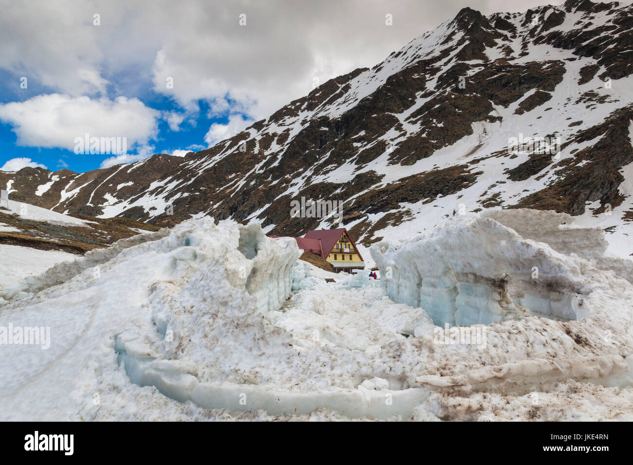 La Romania, Transilvania, la Transfagarasan Road, Romania i livelli più elevati di strada coperta di neve lago Balea Foto Stock